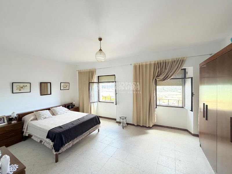 Foto 5c8f49ef-4c84-42e8-ba3e-fb0888e91793. Casa aparellada a Jimena de la Frontera