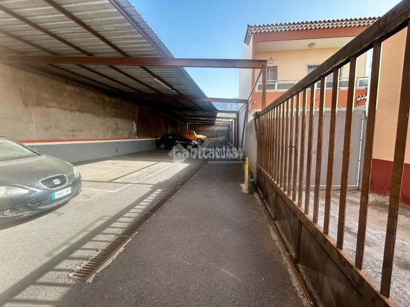 Foto 2c62d756-7100-4bfb-b8b6-e5bc1d42093f. Aparcament cotxe a Arafo