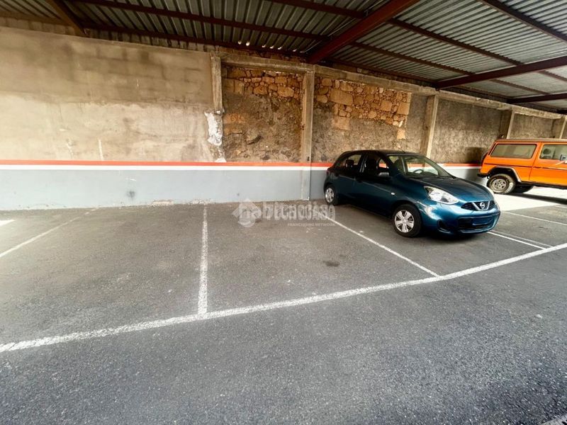 Foto 944dea1b-e786-4053-9b12-b663b0a02cbf. Aparcament cotxe a Arafo