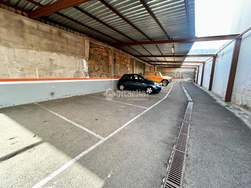Foto df1e3a41-9ca5-4e3c-894f-5a8a073c423d. Aparcament cotxe a Arafo