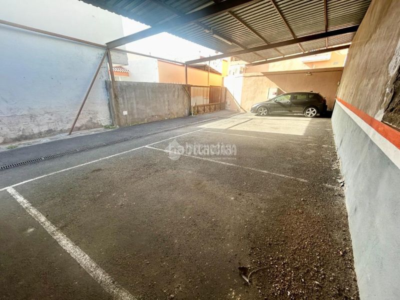 Foto f3ad7f92-c6bf-4348-957e-ce727295364f. Aparcament cotxe a Arafo