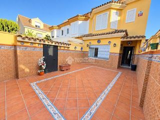 Casa aparellada a Valdelagrana. Casa en venta en el puerto de santa maría