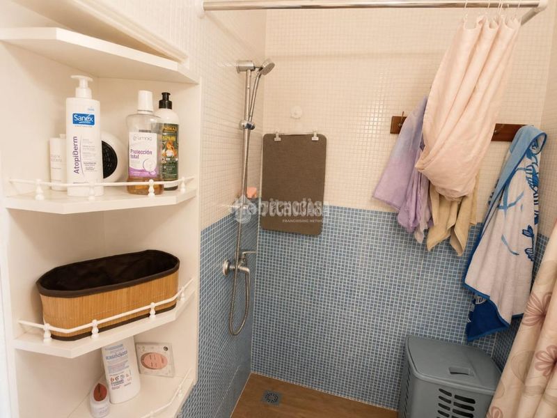Foto f6afb802-ae6b-42fd-a58d-e609f8a3213a. Casa aparellada a Valdeverdeja