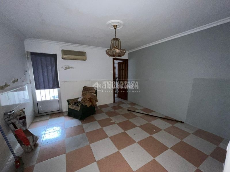 Foto 05edbb7a-54cc-4e7e-8960-56933b4659ed. Casa aparellada a Sur Mérida