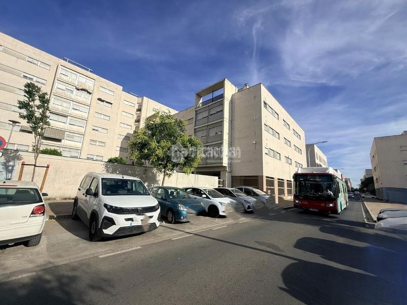 Foto 327f9519-a01a-48b3-9da6-9f503d725c16. Pis amb aparcament a Pino Montano - Consolación Sevilla