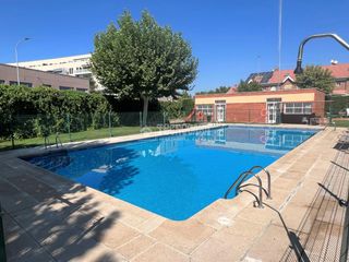 Maison jumelée à Ensanche. Casa en venta en alcalá de henares
