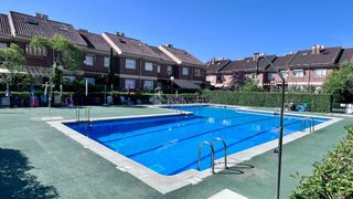 Casa aparellada a Ensanche. Casa en venta en alcalá de henares