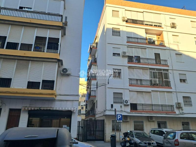 Foto 312810da-37bf-4945-967b-37c5895cdae9. Parking coche boxplaza de garaje en venta en Cruz Roja Sevilla