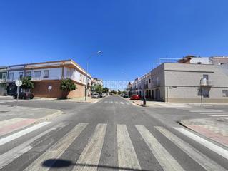 Maison jumelée à Palacios y Villafranca (Los). Casa en venta en los palacios y villafranca