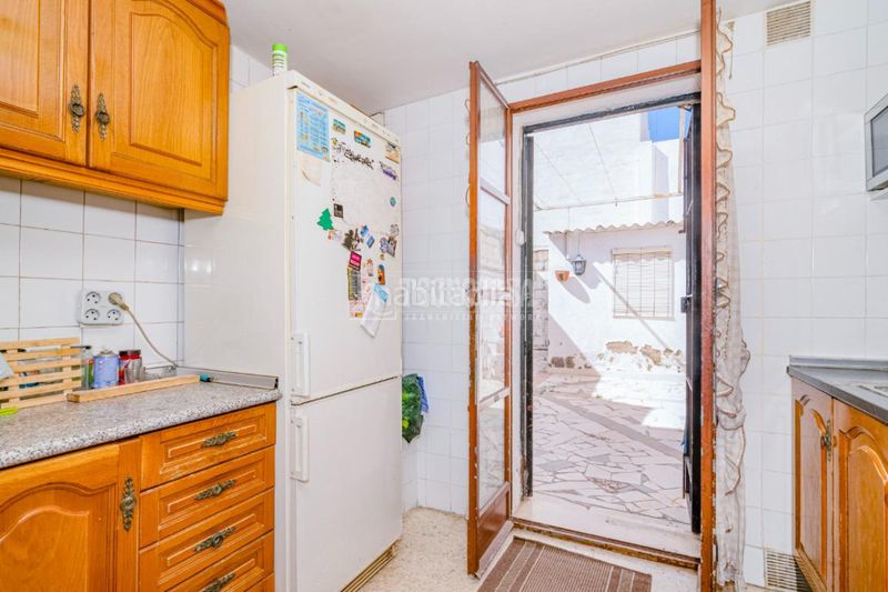 Foto 5ff72625-c0a8-48f2-88ba-229c33302598. Casa aparellada amb aparcament a El Carmen - La Barrera Lucena