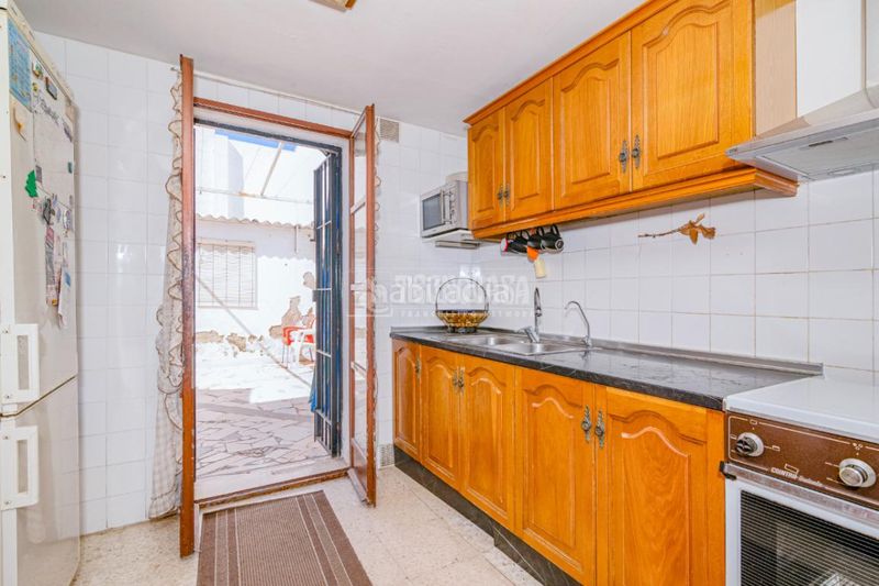 Foto f725234c-307b-4b3b-86c4-b3ec96de4ceb. Casa aparellada amb aparcament a El Carmen - La Barrera Lucena