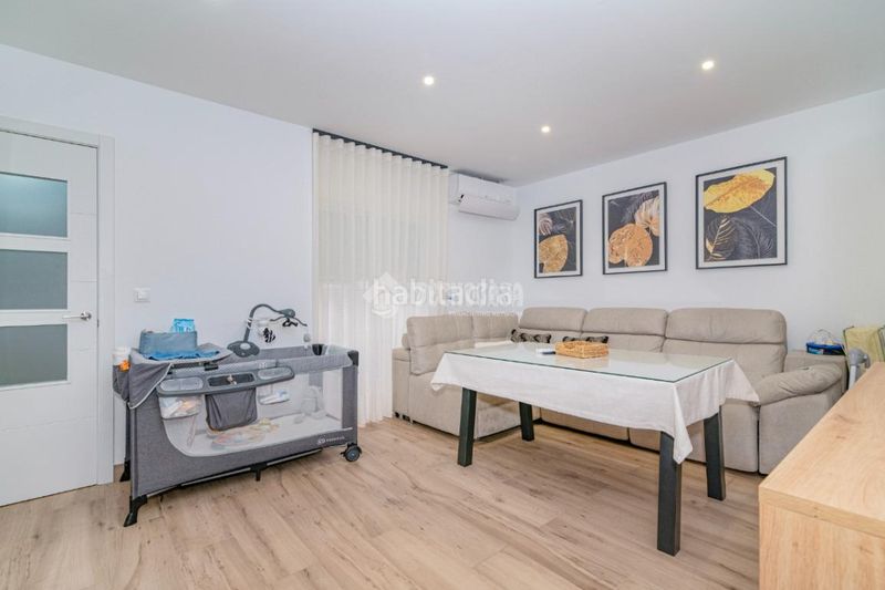 Foto e5fa1f2c-2514-43e3-8b59-52d0ebf84f48. Casa aparellada amb calefacció a jardín Lucena Lucena