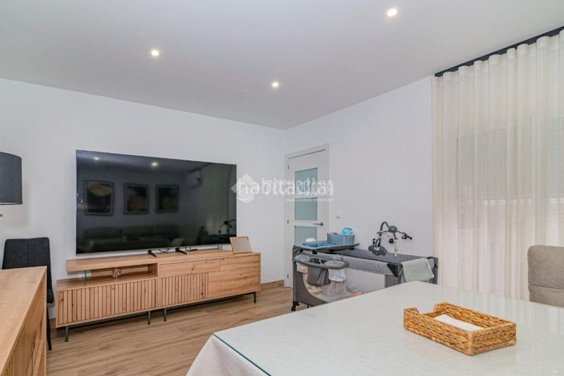 Foto e6d15563-d4f1-4a34-bb96-d9c89de324ae. Casa aparellada amb calefacció a jardín Lucena Lucena