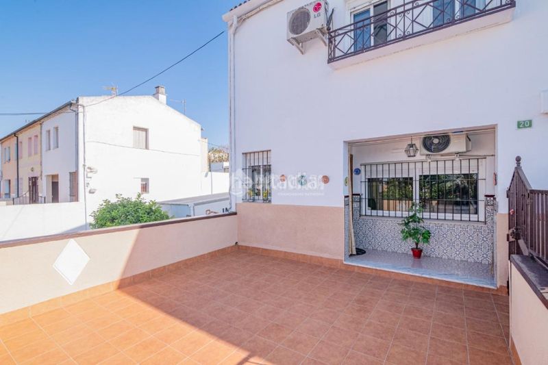 Foto c062ced7-a976-4d32-9932-e72312f699b9. Casa aparellada amb aparcament a El Carmen - La Barrera Lucena