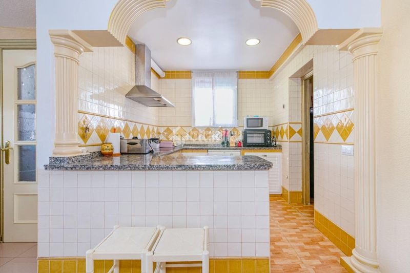 Foto d61c7cd5-f68c-4247-8506-852e822b7735. Casa aparellada amb aparcament a El Carmen - La Barrera Lucena