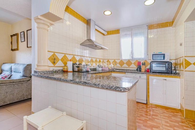Foto e9dcf1f9-ff1f-419d-8082-c0525ef0b44f. Casa aparellada amb aparcament a El Carmen - La Barrera Lucena
