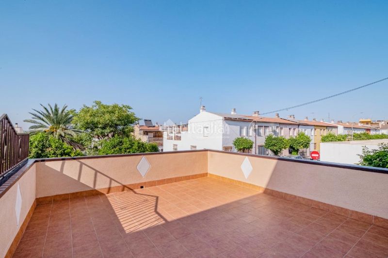 Foto fac32fff-c2f1-4485-ade4-5e75b5e2fd3d. Casa aparellada amb aparcament a El Carmen - La Barrera Lucena