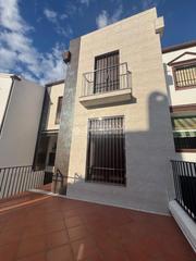 Casa aparellada a El Valle. Casa en venta en lucena