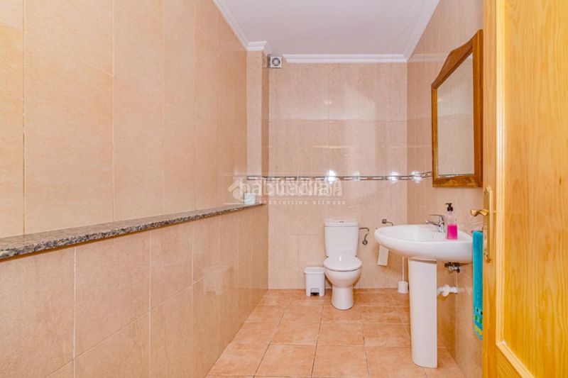 Foto f9b3b919-4091-4113-a663-2f4c2e3ca6c1. Casa aparellada amb calefacció a Rute