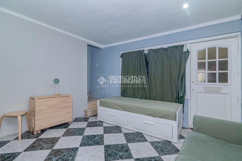 Foto 8f5f1c51-050f-466b-a720-242f6e3d3781. Casa aparellada a Centro Lucena