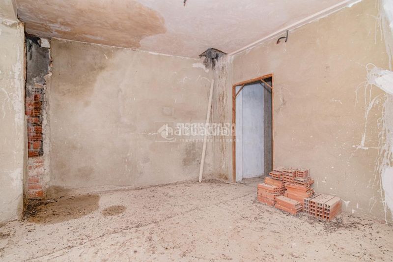 Foto 527c5425-2558-488c-a50f-8af043d42957. Casa aparellada a Centro Lucena