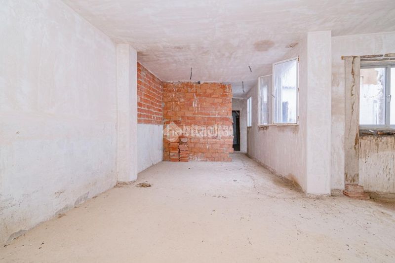 Foto aa5bb17e-edc3-48af-aa1e-b573bf0c3dc9. Casa aparellada a Centro Lucena