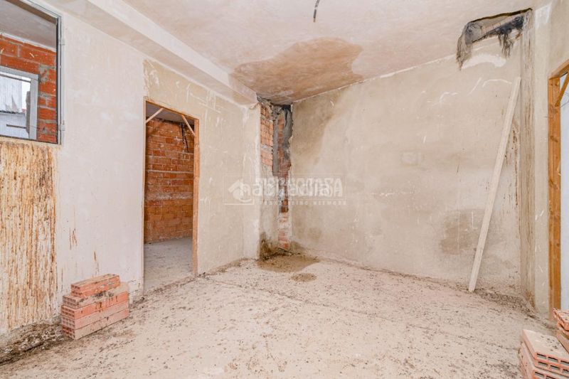 Foto fc7ad88b-c792-4d4f-9b9f-bde494dce5e4. Casa aparellada a Centro Lucena