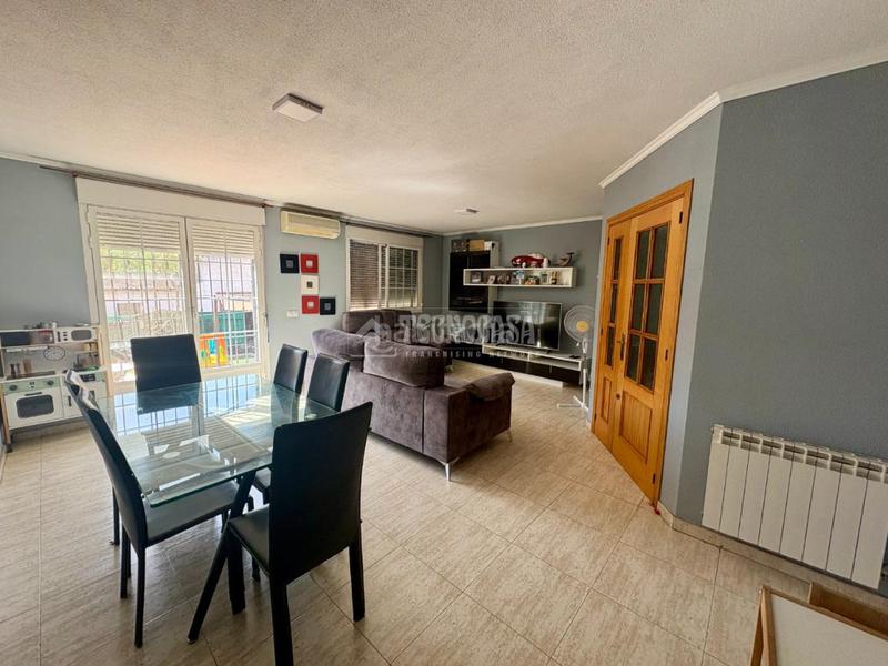 Foto 2c87a58c-748b-4a56-97fc-2fbc0d464b28. Casa aparellada amb calefacció a Alovera