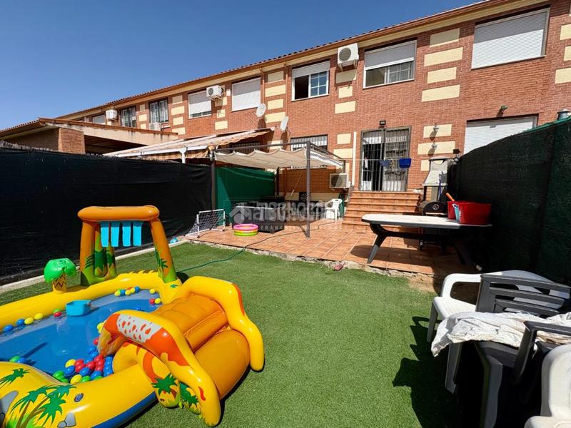 Foto 3054a592-ec86-4de8-b2be-f901e0f66d1a. Casa aparellada amb calefacció a Alovera