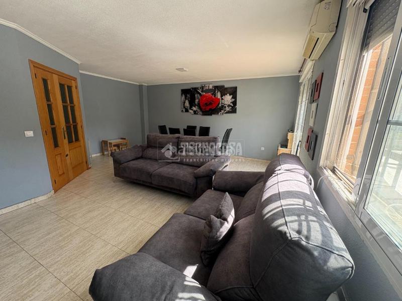 Foto 5512f405-215f-4242-830c-86080fdbf2a9. Casa aparellada amb calefacció a Alovera