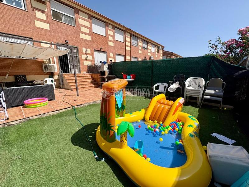 Foto 8b30764d-c039-4062-90d5-9d891cb3ccfd. Casa aparellada amb calefacció a Alovera