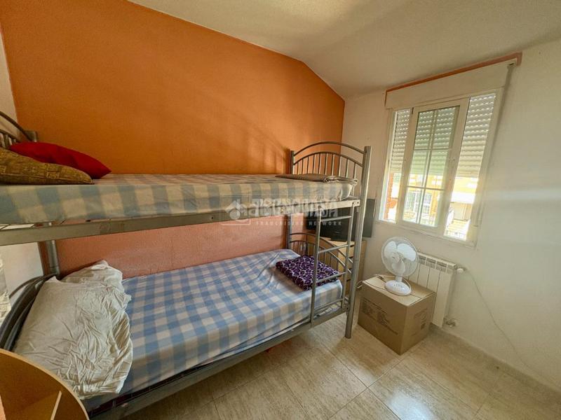 Foto a9230dcd-4462-4280-bef5-9db005252847. Casa aparellada amb calefacció a Alovera