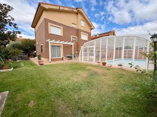 Doppelhaus in Alovera. Casa en venta en alovera