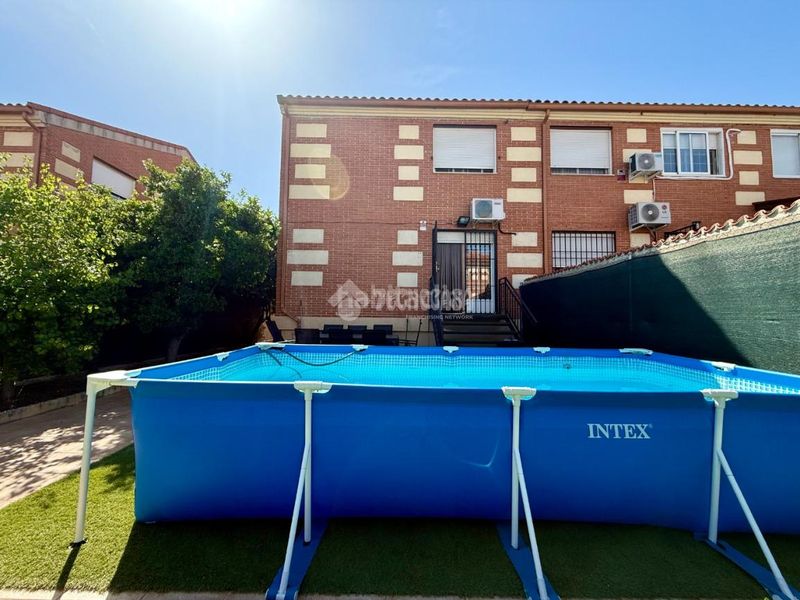 Foto 0d770c89-32be-4379-80fc-9b44729769a9. Casa aparellada amb aparcament a Alovera