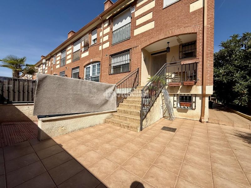 Foto 2fa91118-ff91-41ad-ac74-5aa52345c99d. Casa aparellada amb aparcament a Alovera