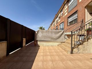 Casa aparellada a Alovera. Casa en venta en alovera