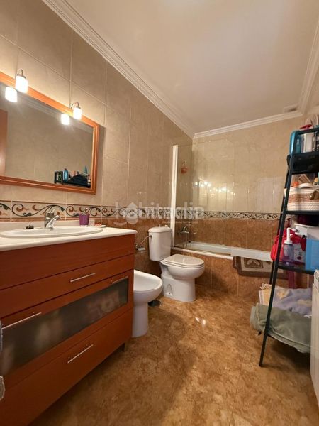 Foto 57777e89-b668-4119-8b20-6f896eb1a3ad. Casa aparellada amb aparcament a Alovera