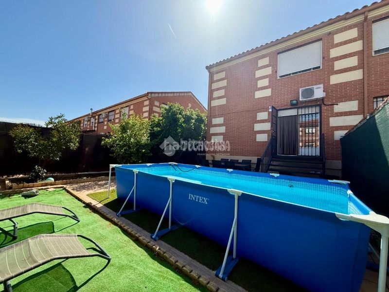 Foto 84aae381-fafc-4322-aabb-bf406032764e. Casa aparellada amb aparcament a Alovera