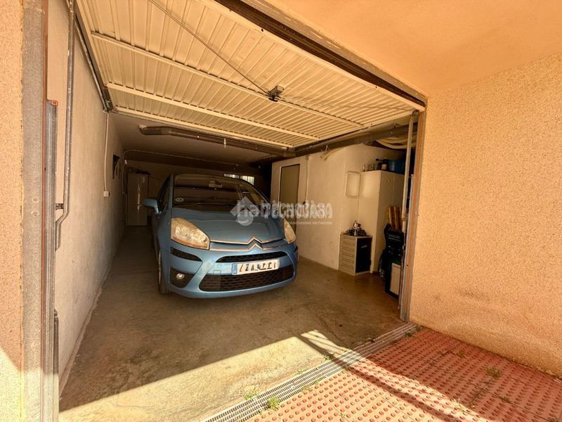 Foto 9268f312-1c80-405e-abd1-aeaf911450e4. Casa aparellada amb aparcament a Alovera