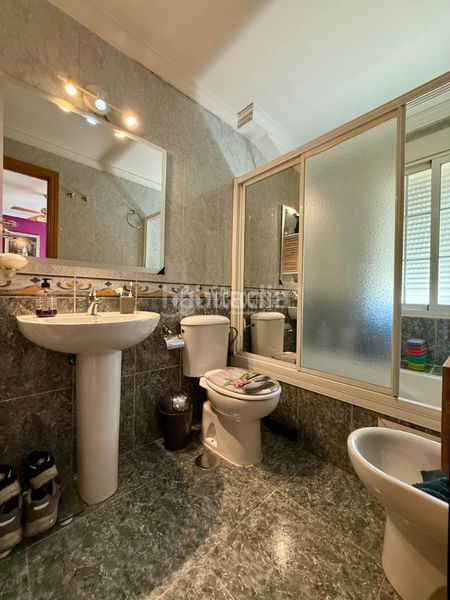 Foto b5f4eda3-9cfb-4504-892f-d67183a25b29. Casa aparellada amb aparcament a Alovera