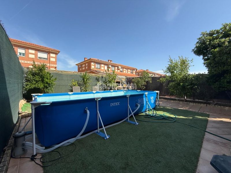 Foto b9cfc0f4-30a7-40c8-8240-22a7eb8d7bcc. Casa aparellada amb aparcament a Alovera