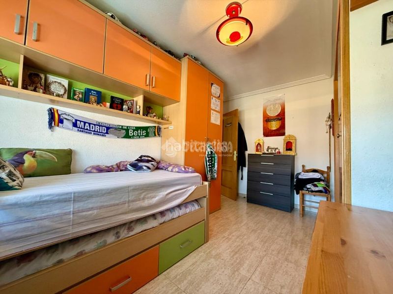 Foto c8bea6da-bac1-44d6-b974-367a54fe836a. Casa aparellada amb aparcament a Alovera