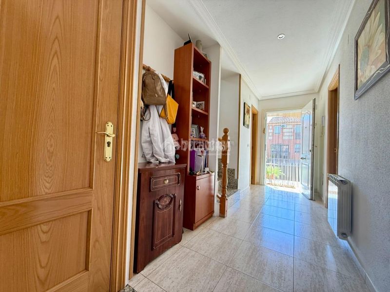 Foto cd53ae1a-0c69-4595-b1c4-eb6efc2a091e. Casa aparellada amb aparcament a Alovera