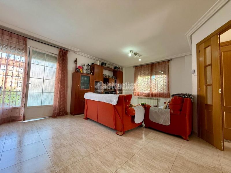 Foto fe1d477a-c77b-4ad2-89e6-6e5303607f8c. Casa aparellada amb aparcament a Alovera