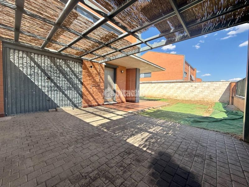 Foto 1eb4e64f-dd02-4d16-b0d1-3e686cb96b75. Casa aparellada amb calefacció a Alovera