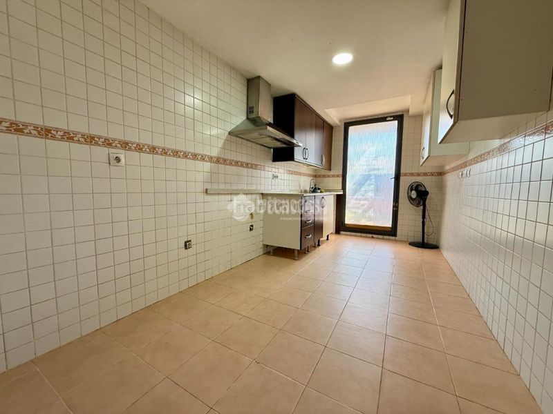 Foto 275f2d15-6e37-465f-bd8f-daf05af008e0. Casa aparellada amb calefacció a Alovera
