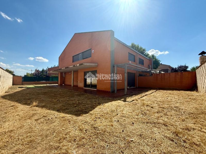Foto 5634a8c8-9ea2-4031-8c07-98b0671ec7a2. Casa aparellada amb calefacció a Alovera