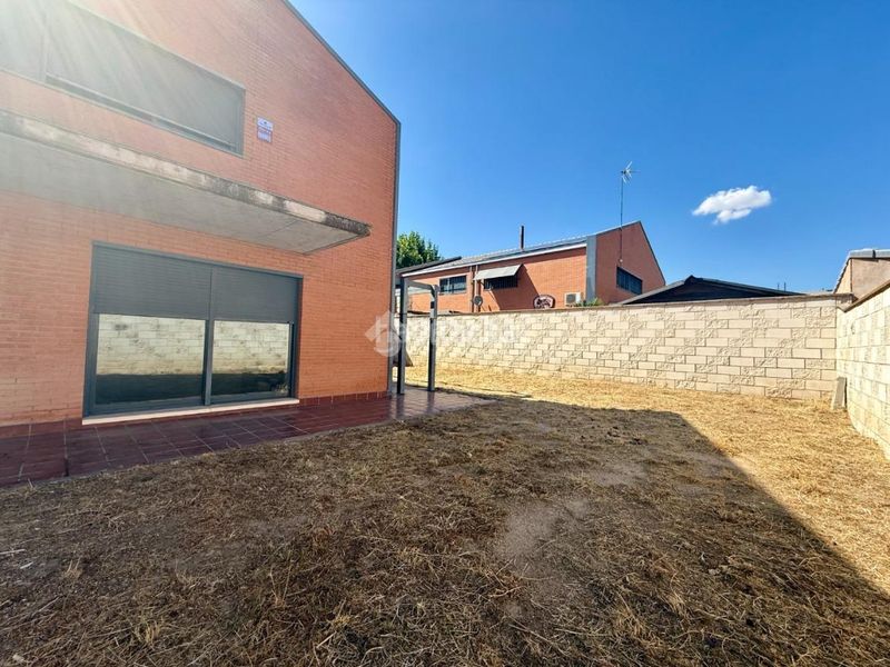 Foto a93e4caa-70ba-42e8-9826-a37e6da76c26. Casa aparellada amb calefacció a Alovera
