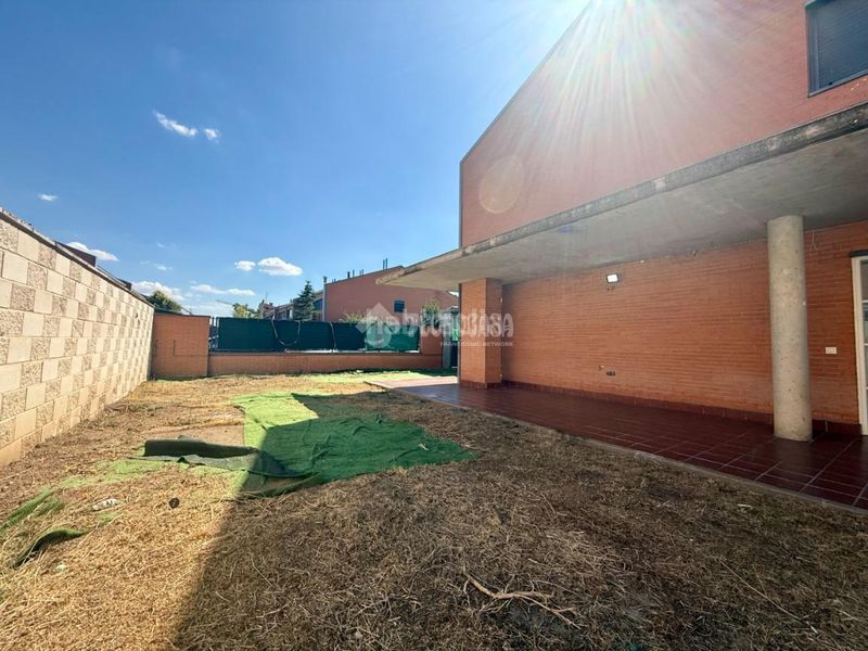 Foto d6be01b5-52be-4aa1-9915-6a2323df8115. Casa aparellada amb calefacció a Alovera