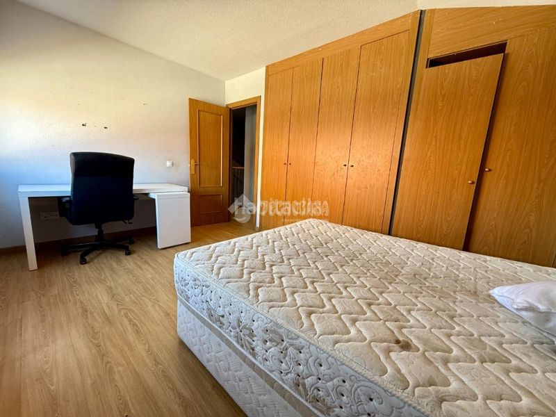 Foto f0739c57-fbd1-4916-8cd9-604f8d03adb6. Casa aparellada amb calefacció a Alovera